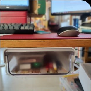 đóng gói kỹ lưỡng, hàng rất đẹp. mỗi sản phẩm là 3 miếng keo dính rất chặt chỉ dùng tới 2 miếng 1 miếng sơ cua . tuy nhiên do phòng mình nắng nên không biết keo sẽ chịu được bao lâu.