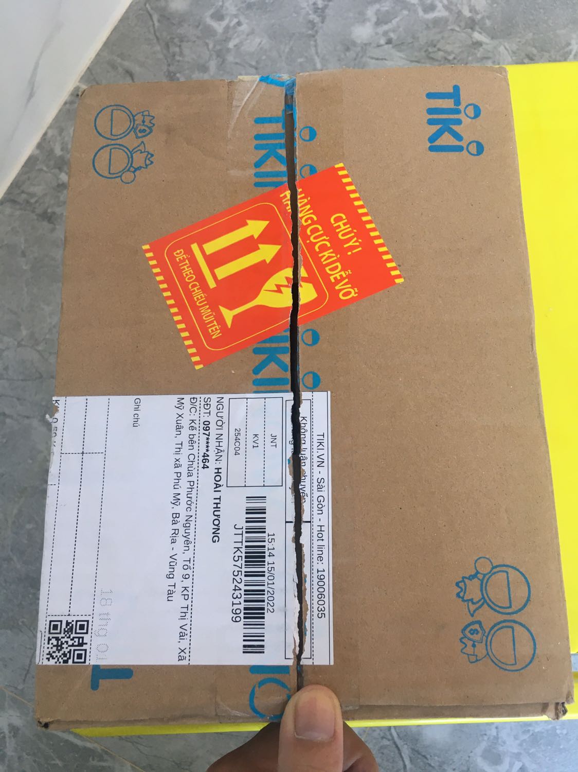 Shop ở TP.HCM mình đặt ở BRVT nên giao khá nhanh, chưa tới 24h đã nhận được hàng rồi. Đặt buổi trưa hôm qua thì sáng nay đã nhận được. Đóng gói cẩn thẩn, giao đúng màu. Hình thức loa bên ngoài khá ổn, vỏ làm bằng nhựa, các nút bấm, mặt trên và đế được làm bằng cao su. Lưới bọc loa không phải là kim loại như mình tưởng tưởng mà được bọc bằng vải lưới nhìn giống kim loại thôi. Lưới này cảm giác không được chắc chắn lắm, bọc bị lệch nhưng vẫn ổn. Bật loa nghe thử thì khá lớn, to rõ, bass đập khá phê. Nói chung trước mắt là ổn. Dùng lâu chưa biết thế nào!