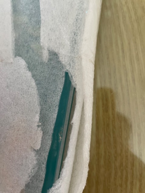 Đóng gói chán quá, cái bọc xốp xốp kia k đủ bền làm sách bị hằn 1 vết như hình
Cứ nghĩ sách có seal ai ngờ không có
Trót bóc ra, ngại đổi trả nên thôi. Sau sẽ tránh nhà bán này ra