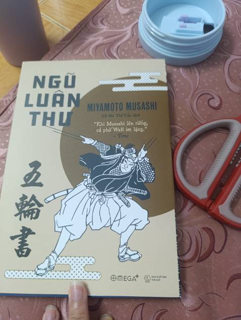 Không biết do sách in bản như vậy hay sao ta? Cứ như sách giả ý ạ 🫠🫠🫠🫠 
Thông thường sẽ in cả 2 mặt bìa ngoài lẫn bên trong ...