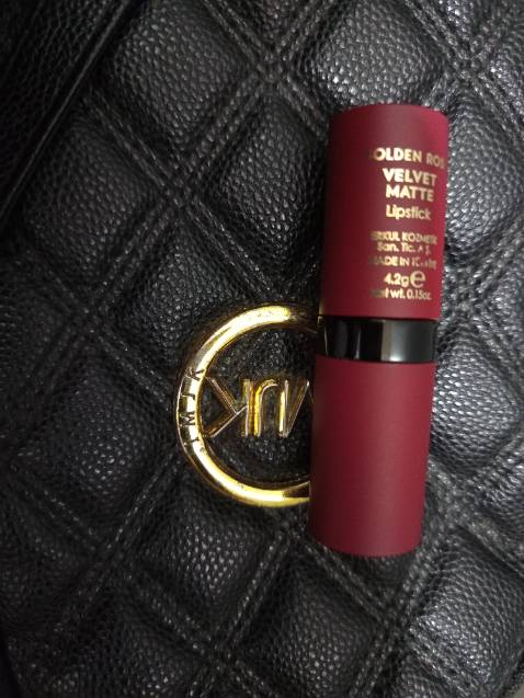 Son đẹp. Chất son khá ẩm. Đây là son thỏi dễ dùng nhất của mình trước giờ vì mình bị khô môi