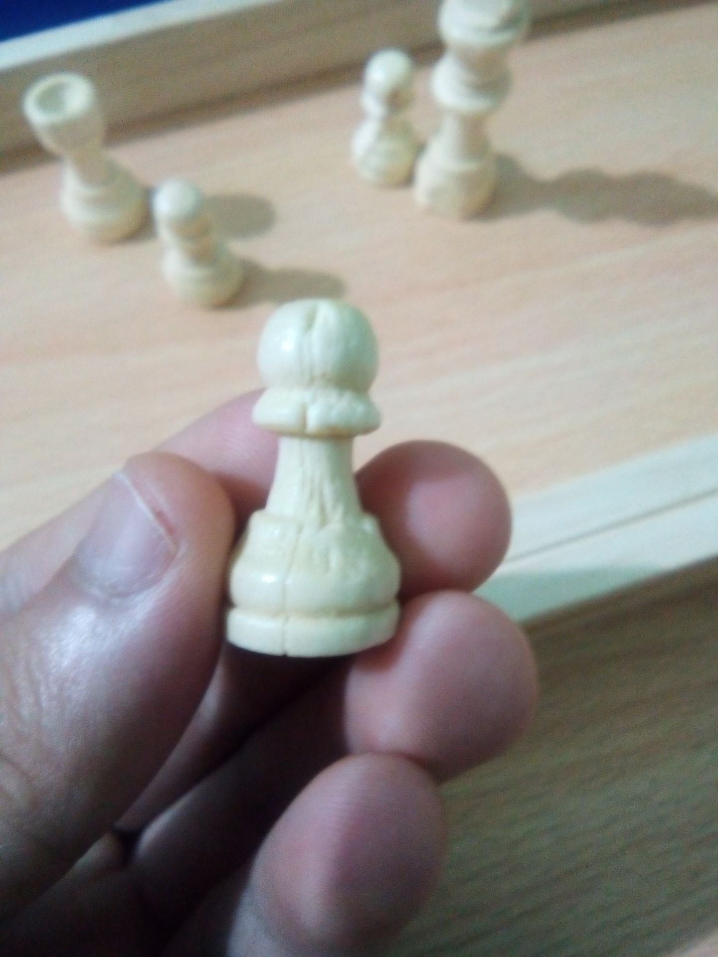 Nhiều quân cờ bị lỗi, bàn cờ cong cong không thể đặt thẳng lên bàn được. Kết luận: sản phẩm lỗi, rất tệ, không nên phí tiền để mua Nhiều quân cờ bị lỗi, bàn cờ cong cong không thể đặt thẳng lên bàn được. Kết luận: sản phẩm lỗi, rất tệ, không nên phí tiền để mua