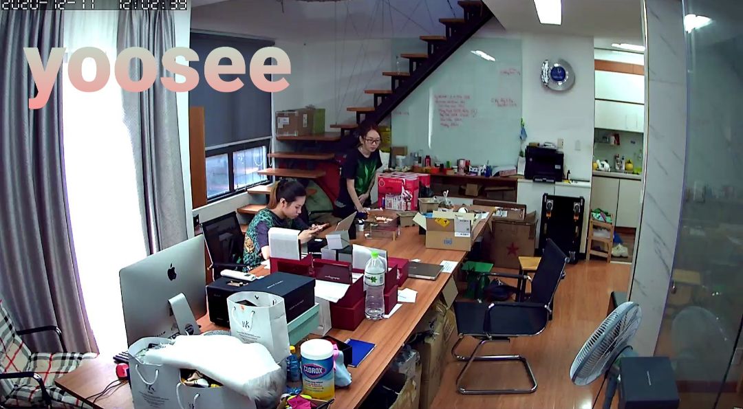 Mẫu mã đẹp. app chạy nhanh, ít bị delay như mấy mẫu camera Trung Quốc. 
Được 1 cái ưng nhất là có thể chạy 4 camera cùng lúc trên màn hình trên app giống như camera sử dụng box.
1 điểm trừ là màu sắc và độ nét vẫn ko bằng yoosee. Hy vọng các bản cập nhật sau sẽ nâng cấp được xử lý hình ảnh và màu đẹp hơn