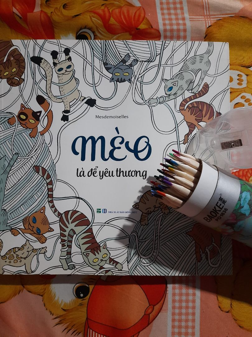 Màu chì đẹp, nhưng hơi nhạt màu. Bút cầm nhẹ và rất êm tay khi tô màu, lên giấy đẹp, không bị lem nhem, rơi vụn màu. Đồ chuốt chì kèm theo chắc để lâu ngày nên bị rỉ sét, nhưng so với tổng thể thì mình vẫn rất là ưng ý.