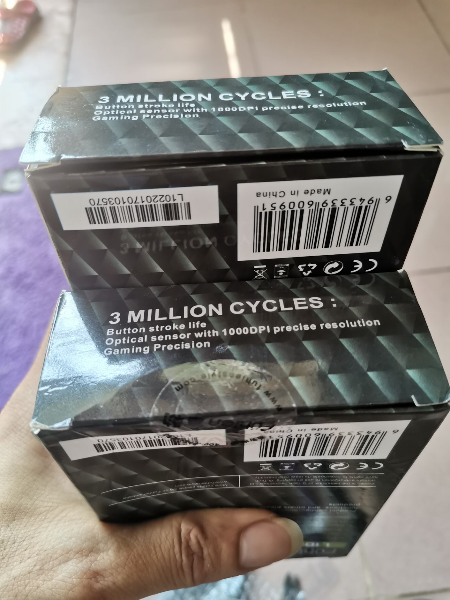 Sp chuột ko phải chính hãng, hộp có tem thì bị bóc, hộp, có hộp ko có tem niêm phong. Nhà bán hàng cho tiki thì dán chồng lên của *** thì đủ thấy ko chuyên nghiệp tí nào rồi