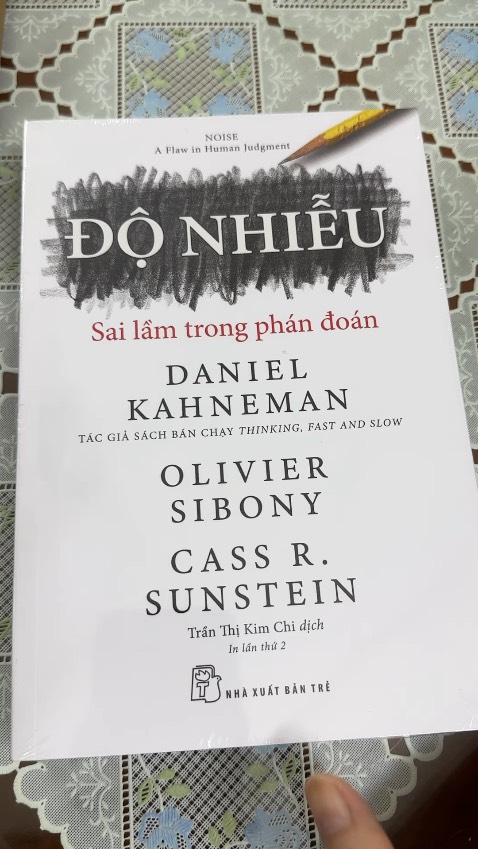 Sách bọc nilon ngăn bụi, được đóng gói cẩn thận. Chất lượng giấy tốt, thơm, bóbg và có màu kem nhạt rất dịu mắt (thích hơn là giấy trắng bình thường). Mình cảm nhận đúng kiểu mùi sách mới theo nghĩa đen. Tác giả này mình đã từng đọc Tư duy nhanh và chậm, cực hay nên thấy có cuốn mới là mua liền! Đang đọc cuốn khác nên chưa đọc tới, chưa nhận xét được về nội dung