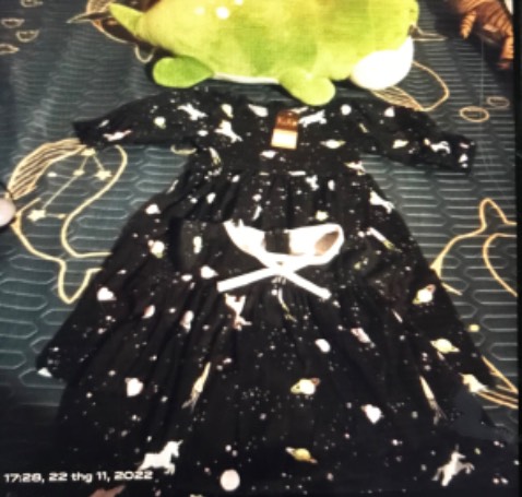 Mình lăn tăn mấy lần mới QĐ đặt 2 cái váy của hãng này
Cứ nghĩ k biết có đẹp k? Nhg đến khi nhận thì 2 cái đều rất đẹp, đóng gói nguyên hộp sang trọng của hãng sx. 
Giá gốc trên mác 150k ( giá mua thực tế rẻ mà váy rất đẹp)
Ok Sop nha!