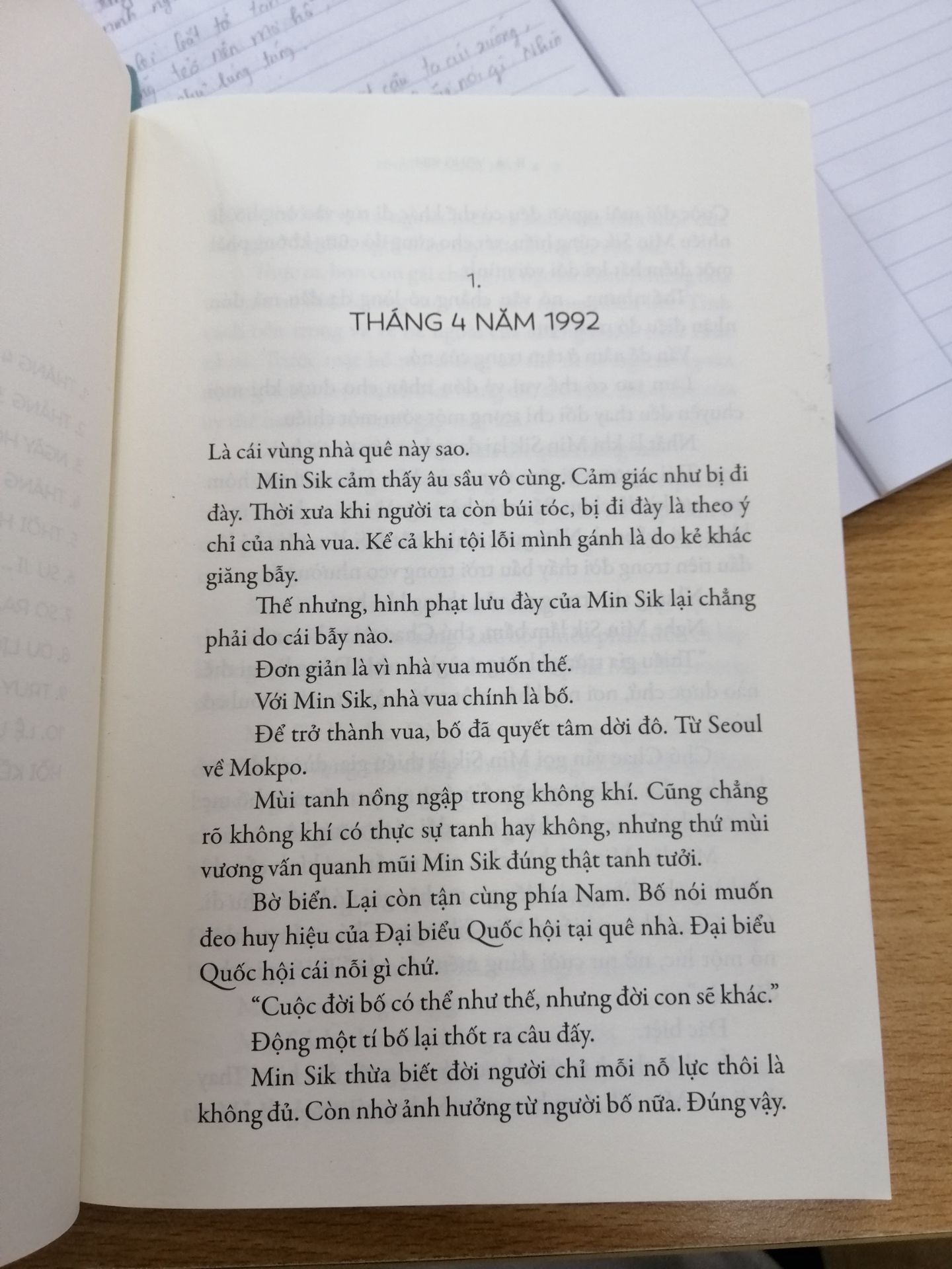 Mình đã nhận đuọec hàng hôm nay, rất hí hửng mở ra xem nhưng lại vô cùng thất vọng khi phát hiện ra chất lượng của sách vô cùng kém, có trang bị rách, bìa thì nát và gáy sách có vài vết như thể bị xây xước. Nói chung là chất lượng rất lượng rất tồi, cực kì không hài lòng.