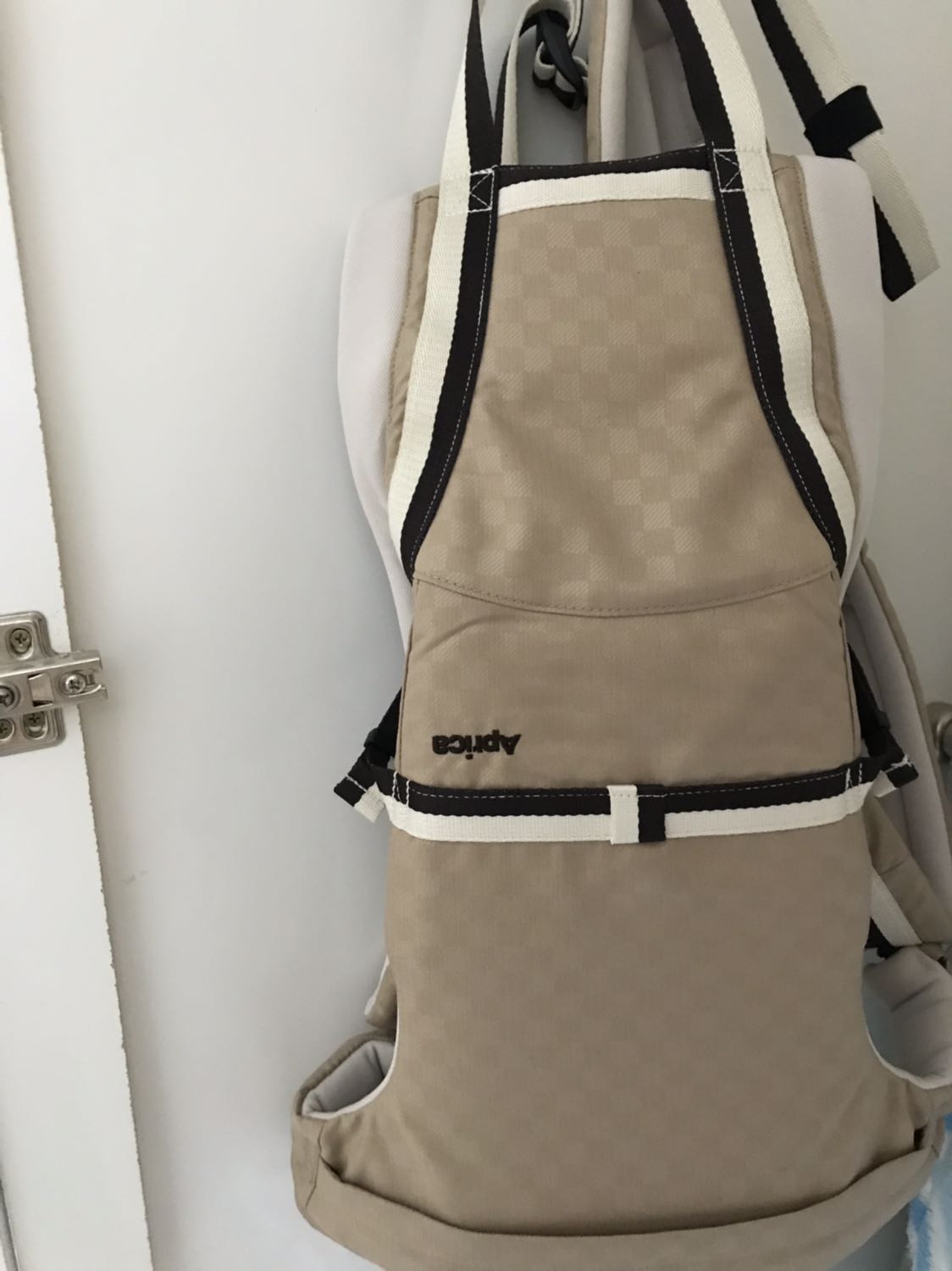 Địu đẹp giống hình . Mình tia em này lâu rồi nhưng còn phân vân vì giá cũng chát nên khi có đợt sale mình chớp ngay hihi . Trong 3 màu màu này đep nhất mà cũng dễ dơ nhất . Hãng nên thêm vài màu khác để các mẹ có thêm sự lựa chọn  . Mình hài lòng ngay lần đầu sử dụng , bé có vẻ thích thú mà mẹ cũng nhàn hẳn , k phải ngó trước ngó sau khi chở bé bằng xe máy. Một sản phẩm đáng để sử dụng Địu đẹp giống hình . Mình tia em này lâu rồi nhưng còn phân vân vì giá cũng chát nên khi có đợt sale mình chớp ngay hihi . Trong 3 màu màu này đep nhất mà cũng dễ dơ nhất . Hãng nên thêm vài màu khác để các mẹ có thêm sự lựa chọn  . Mình hài lòng ngay lần đầu sử dụng , bé có vẻ thích thú mà mẹ cũng nhàn hẳn , k phải ngó trước ngó sau khi chở bé bằng xe máy. Một sản phẩm đáng để sử dụng