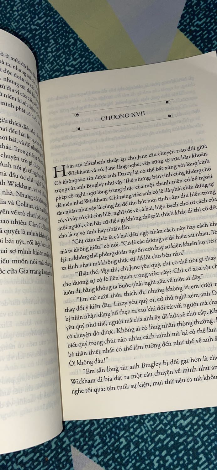 Oh my god cuốn sách hay đỉnh của đỉnh, đọc tới đâu sướng tới đó ạ =))) mấy cuốn ngôn tình tuổi gì với em này luôn ý. Rất thích Elizabeth và Darcy ❤️ nội dung rất hay và cuốn hút, nhưng mình không thích cách làm việc của Tiki đợt này một chút nào. Mình đợi tận 2 THÁNG để nhận sách mà mãi chả thấy ship hay thông báo hàng bị giữ ở kho hay gì làm mình phải gọi lên tổng đài quá trời sau đó thì nhận được cái kết là phải huỷ đơn đặt đơn mới, sau đó 2 ngày đơn mới tới =)))) ủa trời ơi mọi người rút kinh nghiệm nha thấy hơi lâu thì huỷ luôn chứ đừng để như mình :)) đợi lâu kinh khủng 2 tháng mới có sách đọc nên rất hụt hẫng :))