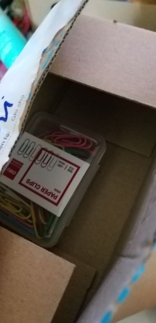 Nói chung thì sp hoàn hảo, ko có điểm phàn nàn (ngày trước mình mua qua 2 lần rồi). Tuy nhiên có 2 điểm trừ là:
1. Đặt 1 lúc 4 hộp thế mà chia 2 lần giao, 1 lần giao 1 hộp trước, lần 2 giao 3 hộp còn lại vào ngày hôm sau. Thế có không tiết kiệm quá không? Dẫu biết có thể ở 2 kho khác nhau, thế sao Tiki không nghĩ ra biện pháp hoàn hảo hơn, một là kho còn bao nhiêu thì giao bấy nhiêu thôi, hai là gom hàng đủ rồi mới giao - khách đợi được mà. Cũng may là hàng mình trả tiền trước, chứ nếu là COD thanh toán nhỏ giọt thiếu điều khiến Shipper bực mình hoặc ảnh hưởng đến thời gian làm việc của mình khi mà cứ lấy hàng lặt vặt thế này.
2. Lý do vì sao mình đặt 4 thay vì 3? Chính vì cái chính sách đặt hàng tối thiểu bao nhiêu sp ấy nên mình mới phải đặt 4. Lúc đầu Tiki thể hiện là sp mua tối thiểu phải là 5 cơ, thế mà lại có dòng "chỉ còn 4 sp", mình bấm 4 thì ko được cho vào giỏ hàng, bấm 5 thì lại báo sp còn lại không đủ. Do mình thực sự thích sp này nên đã cố gắng tìm cách mua cho bằng được (chứ một hộp 100 kẹp, mình sử dụng cho hơn 6 tháng đấy). Mình alo lên Tikicare để nhờ hỗ trợ, nhân viên tiếp nhận và hứa khắc phục trong thời gian sớm nhất. Bất ngờ là 30p sau Tikicare gọi lại báo đã khắc phục lỗi và nhắn nhủ nhỏ mình nên tranh thủ thanh toán để tránh hết hàng thì sẽ rất tiếc. Chính nhờ cô nhân viên Tikicare nhanh nhảu và dễ thương ấy mà mình cảm thấy bớt bực mình trong việc đặt hàng sp này và vẫn giữ mức 4* (hài lòng) cho sp này, ko là mình liệt kê và 3* (bình thường) rồi. Hy vọng Tiki sẽ tồn kho thêm sp này hoặc hợp tác lâu dài với NS Fahasa để tiếp tục đưa sp này đến tay NTD (đừng bắt mua 5 hộp 1 lần, mình sd cả 2 năm trời đấy ?‍♀️?‍♀️?‍♀️)