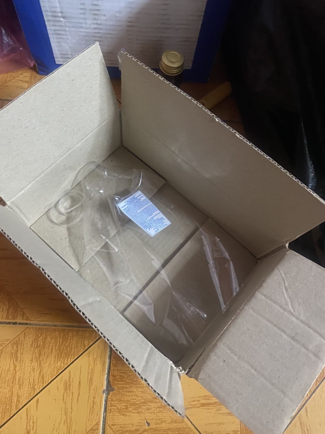 Đặt hàng hơn 1 tuần mới nhận được hàng 
Đặt chung với chai dầu gội đầu nhưng chai dầu gội đã nhận được sau 2 ngày đặt, còn chai xịt khoáng thì shipper ko gọi củng ko chạy tới nhà để giao nhưng báo là mình ko bắt máy, bật lên thì ko có 1 cuộc gọi nhỡ nào cứ liên tục như v kéo hơn gần 1 tuần 
Thôi kệ coi như xui gặp ngay giao hàng âm binh, xong nhận được hàng còn phẩn nộ hơn, chai xịt khoáng mà nhấn vô nó bắn nước ra như vòi tưới nước 
Đã từ lâu bỏ tiki qua bên *** để mua mà lần này tự nhiên *** quay lại tiki mua đổ, thậy sự hối hận không kịp 
0 điểm từ giao hàng tới chất lượng sản phẩm !!!!!