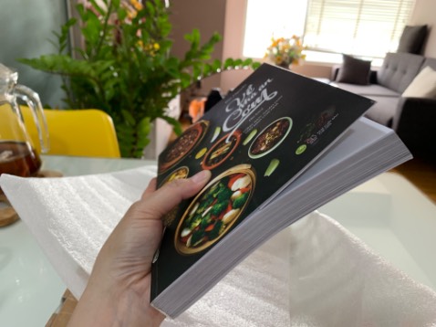 Mình vừa mới nhận hàng xong.  Shop đóng gói cẩn thận nên các góc cạnh ko bị cong, gãy. 
Hình ảnh và giấy in đẹp 👍🏼