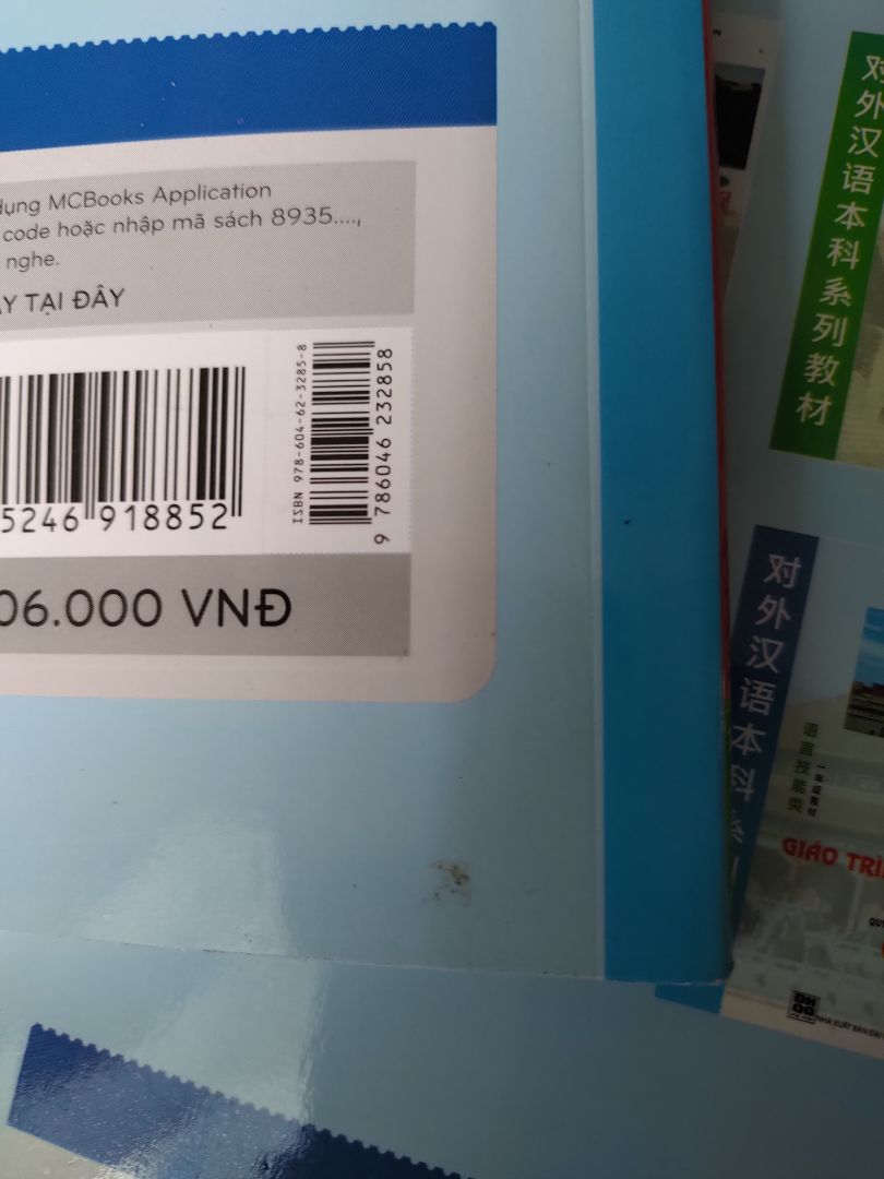 Sách làm thế nào mà dính keo hết cả bìa, 5 quyển chả có cái nào mà không dính keo nhìn rất dơ, có 1 quyển bìa như bị gì đấy đè lên, nói chung là không hài lòng lắm, thoạt nhìn như sách cũ vậy