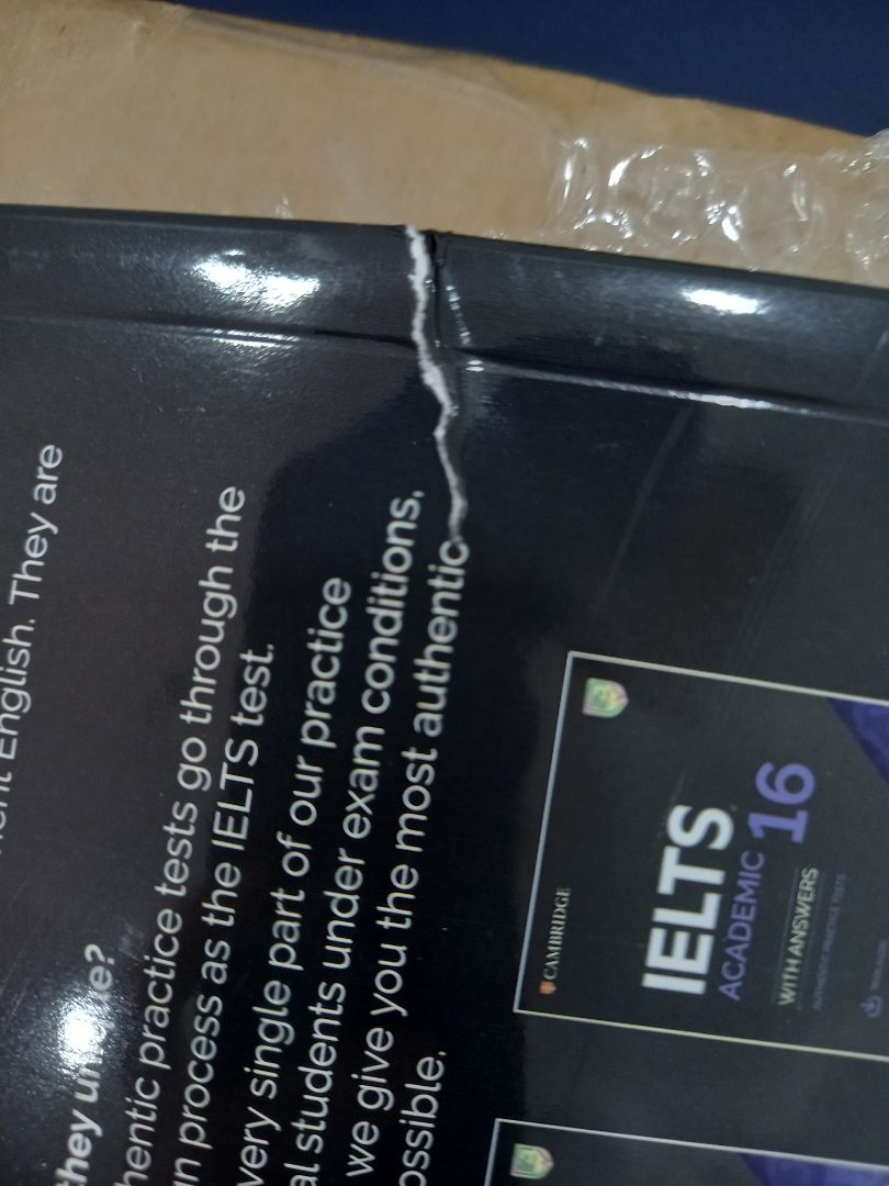 chả hiểu đóng gói kiểu gì mà sách gãy và rách luôn