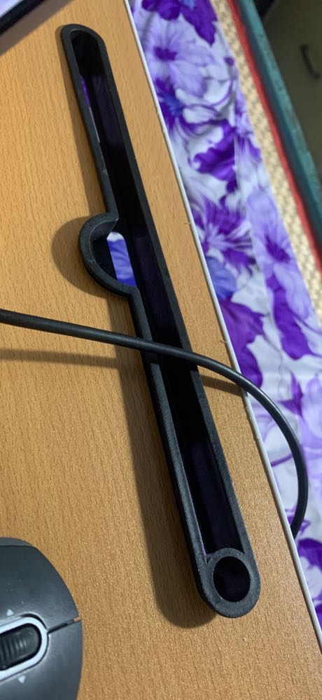 Không đẹp như hình. Bàn rất bập bên do chân bo góc. Viền nhựa nhìn thô.