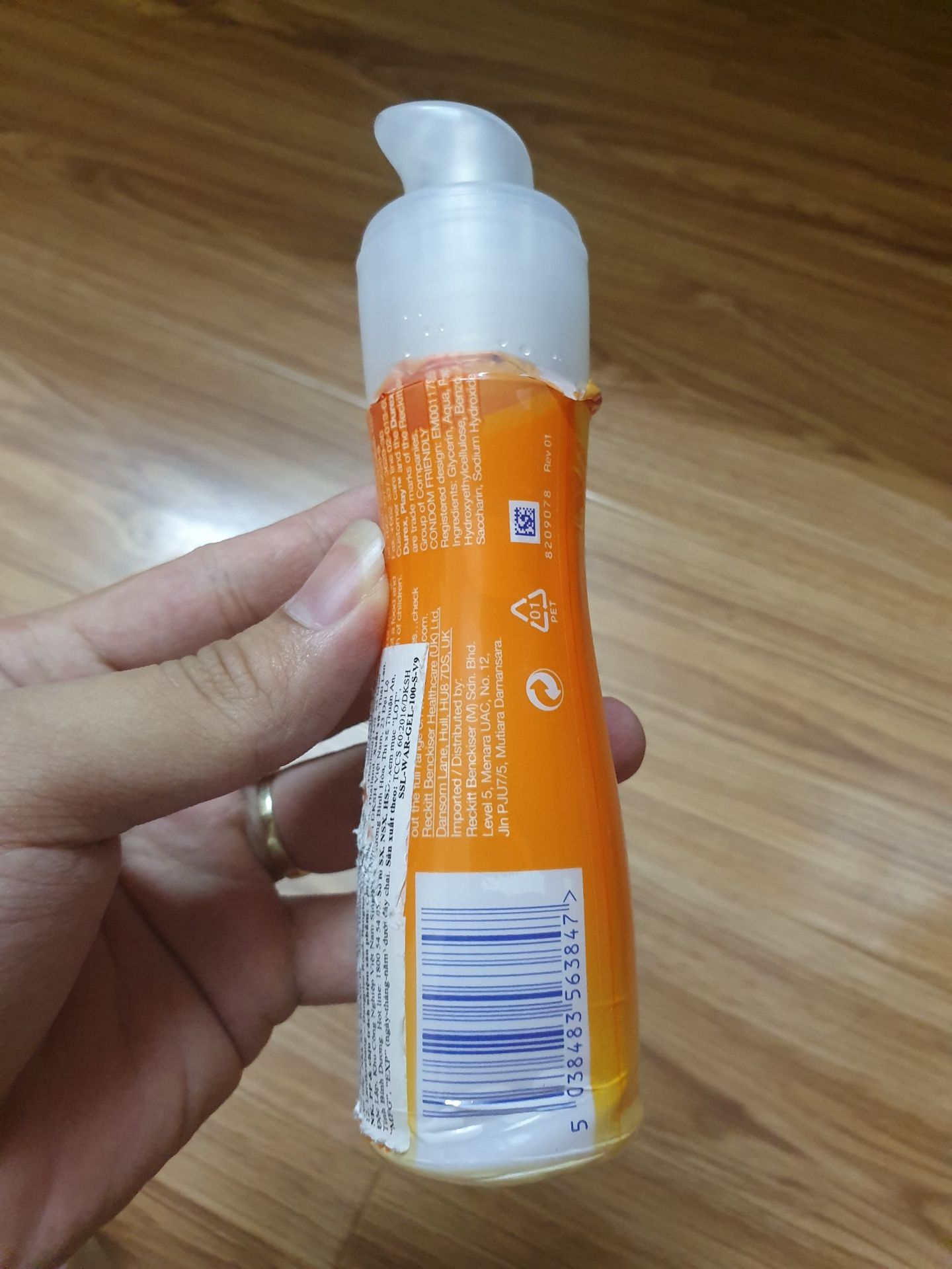 Tôi đã viết phản hồi về sản phẩm n ko thấy hiển thị và luôn nói đã viết nhận xét rồi. Tôi rất bức xúc về sản phẩm dc giao. nó đã bị bóc từ trước nham nhở. ko hiểu sao Tiki có thể giao sản phẩm ấy cho khách hàng. Dù đã mua nhiều sản phẩm của tiki n gần đây tôi rất bực mình với cách làm ăn của tiki. ko chấp nhận dc. Tôi cần dc giải thích.