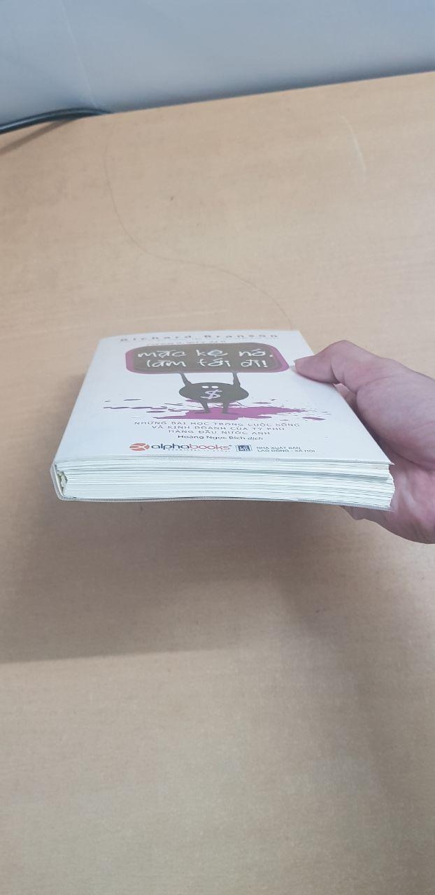 1. Về ngoại hình: Sách mới đọc vài trang là bị hư gáy như hình
2. Về nội dung: Gần giống như cuốn Richard Branson - Đường ra biển lớn. Nên nếu ai đã đọc cuốn tiểu sử đó rồi thì thôi, ko cần đọc sách này vì nội dung giống nhau.