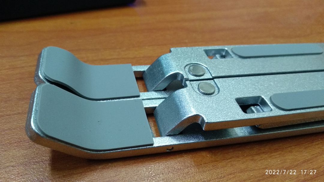 Giá đỡ tốt, có thể gấp gọn, tặng kèm cả túi đựng. Điểm tiếp xúc với máy có ca su chống trượt. Máy tính mình nặng tầm 2-3kg, 15" đỡ rất ổn nhé và đỡ nóng máy. Nên mua ạ.