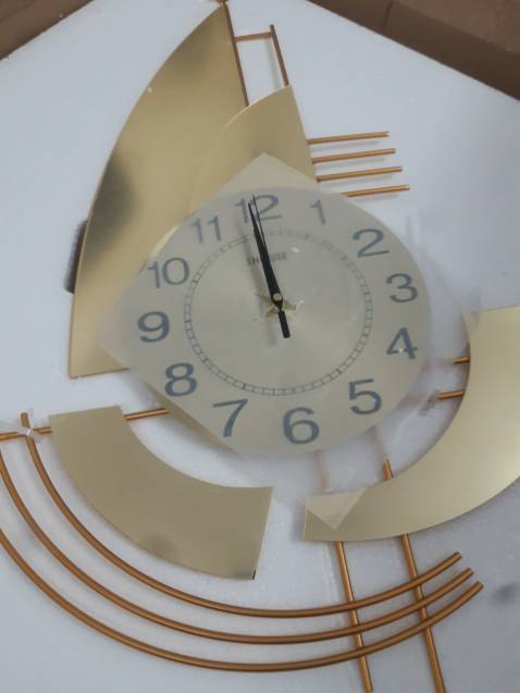 Đồng hồ đẹp sáng bóng giao hàng nhanh ,hợp với nhà mình , mọi người nên mua nhé