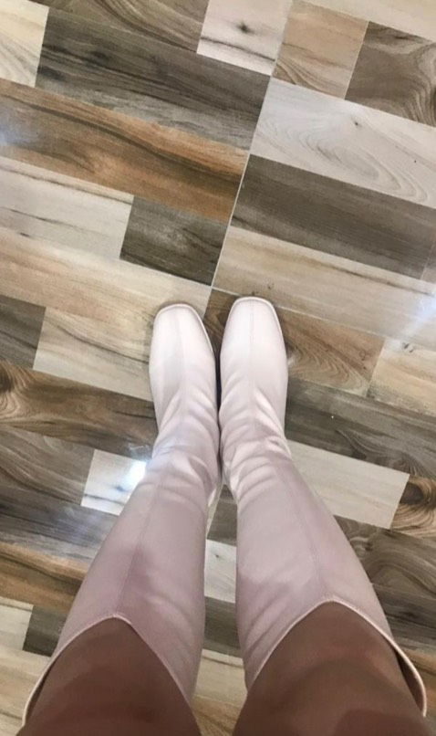 Giao hàng nhanh, đẹp ngoài mong đợi.
Dáng đi tôn dáng dài chân hẳn, hơi hăng mùi nhưbg lên form đẹp, mình mang vừa khít, shop rep ib nhiệt tình dễ thương lắm , 10 đỉm