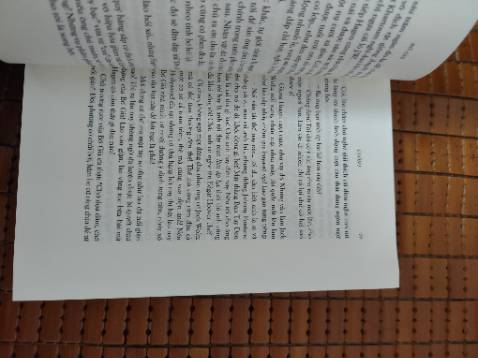 Bìa đẹp.Mà nhìn khổ chương nó dư giấy trắng ra nhìn hơi khó chịu:))