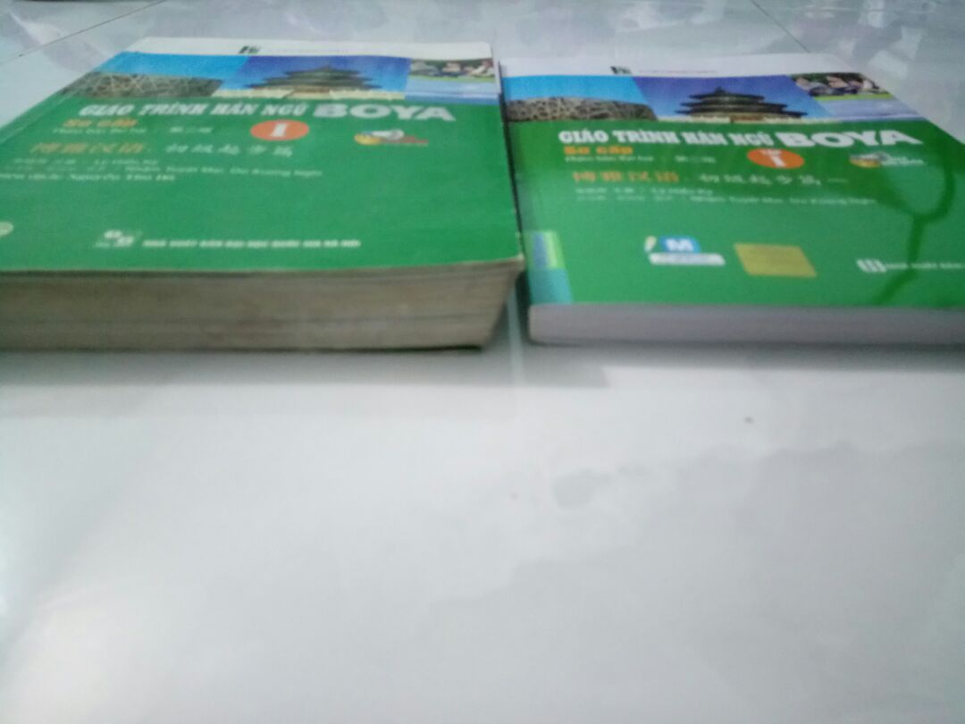 Bên trái là cuốn sách do một chị giới thiệu mình mua về để tự học, NXB Đại học quốc gia Hà Nội, có phần bài tập kèm phía sau. Mình thấy Tiki có bán nên đã đặt mua, phần mô tả và hình ảnh trên web cũng của NXB ĐHQG HN. Tuy nhiên khi nhận hàng lại NXB Hồng Đức (cuốn bên phải), sách mỏng, ko có bài tập đi kèm.
Nhờ Tiki giải thích giúp sao hàng giao không đúng thông tin đã đăng? Mình muốn nhận đúng sách bản của NXB ĐH quốc gia HN. 
Lần mua hàng này thật sự không hài lòng.