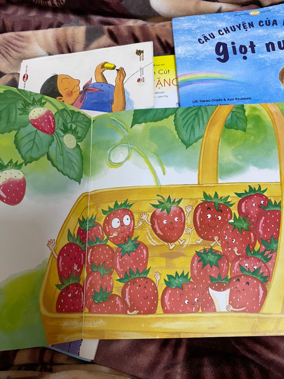 đây là cuốn sách tranh truyện có cách đọc hay nhất mình từng mua cho con, phải nói là có trải nghiệm rất mới