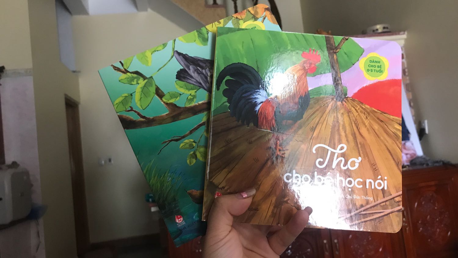 Mình được bạn giới thiệu bộ sách này cho bé tập nói. Ban đầu không định mua vì nghĩ sách bìa mềm và loại mỏng dính, sợ bé nghịch rách. Đến giờ khi cầm trên tay cực hài lòng. Sách bìa cứng, hình thức đẹp, cầm nặng tay, bài thơ ngắn, nội dung đơn giản nhưng rất ý nghĩa cho các bé mới tập nói.
