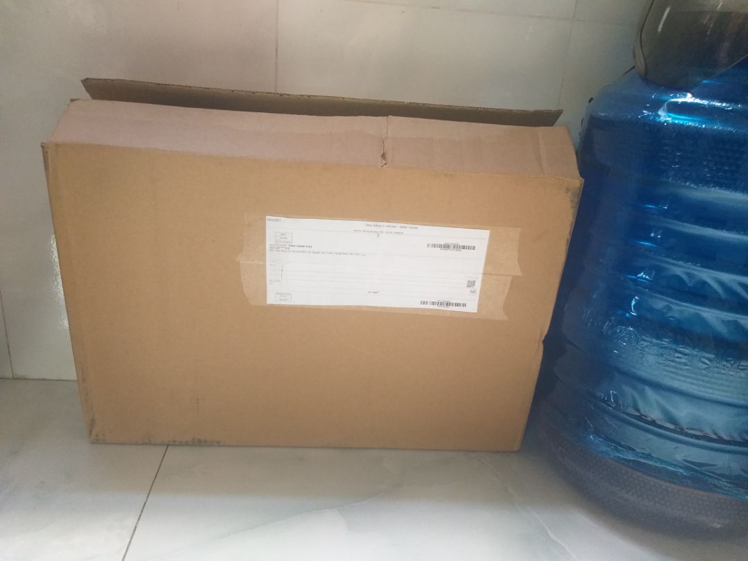 Balo đẹp, chắc chắn, màu sắc thì phù hợp với người trẻ; ngăn chứ đồ rộng, cao, để laptop 16 inch vừa, có nhiều ngăn phụ bên tròn. Hai bên có chỗ để nước. Mặt sau có chỗ lướt đệm xốp thoát hơn, không có cảm giác bí bách khi đeo lâu. Nhược điểm duy nhất là chỉ có duy nhất một ngăn lớn có khoá kéo. 
Nói chung là đồ của Mikkor mình xài khá lâu và nhiều rồi, giá cả đi kèm với chất lượng nên mọi người cứ yên tâm chọn mua. Tiki có nhiều khuyến mãi nữa để tiết kiệm lại giao hàng nhanh