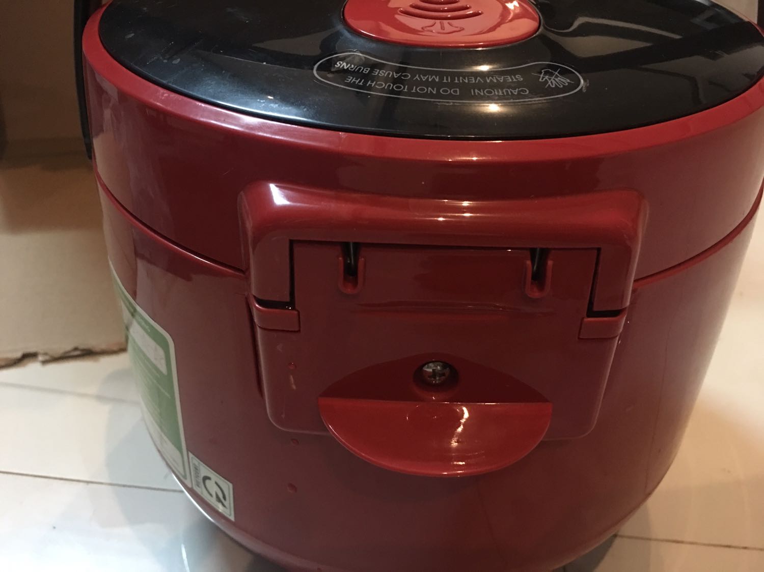 Hàng này khuyên không nên mua do không có cốc đựng nước và lối thoát nước khi nấu bốc hơi , nó đọng luôn trên thành nồi , mỗi lần nấu xong phải bê cả nồi ngiêng đổ bỏ tức muốn ném bỏ cái nồi  ,, không hiểu nổi thằng thiết kế và phê duyệt của hãng có nấu cơm bao giờ không