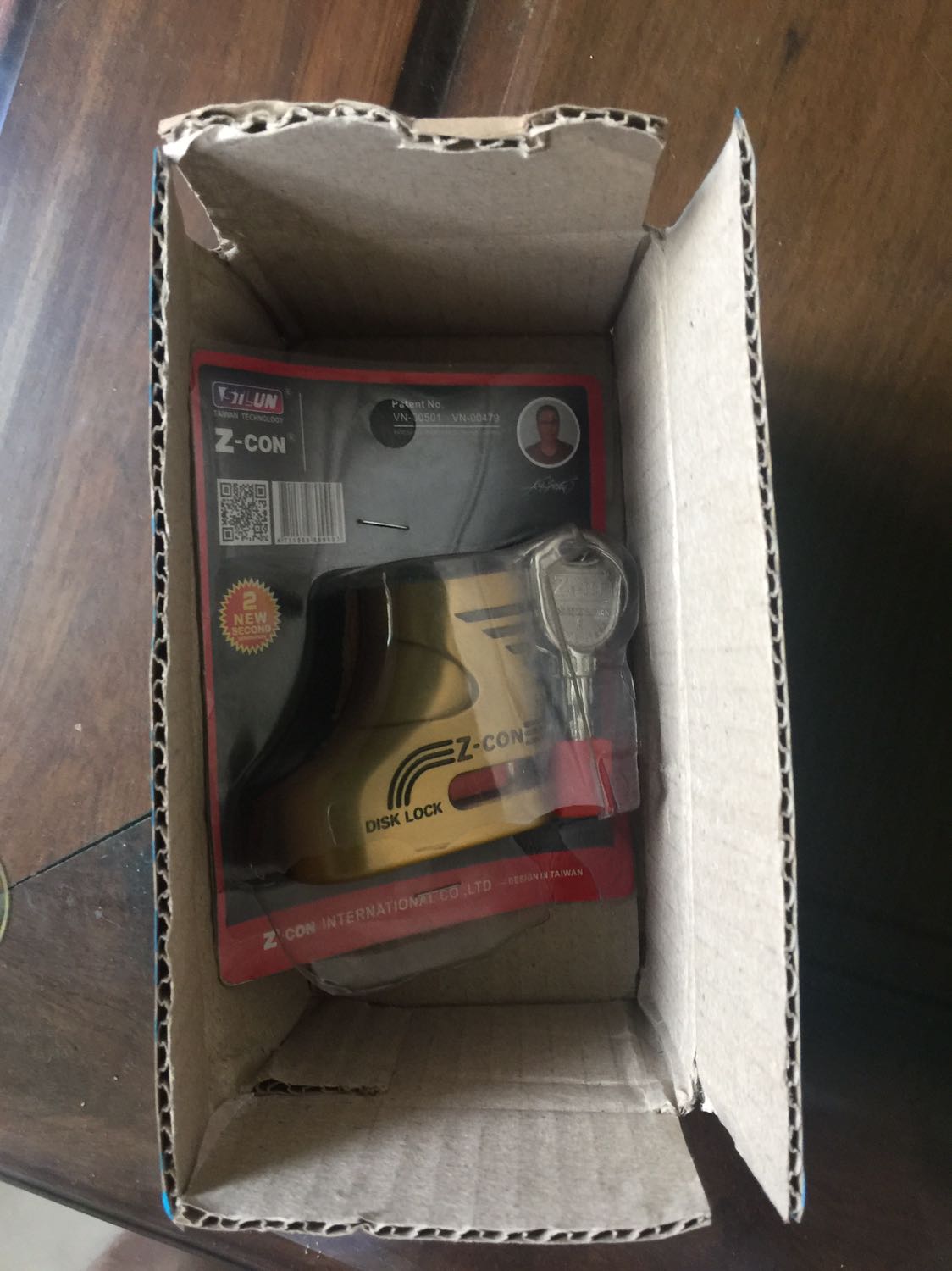 Khi mở hộp ra thì bao bò khoá đã bị xé rách, bỏ chìa vào thì khoá không được. Đề nghị shop liên hệ với khách hành để đổi trả