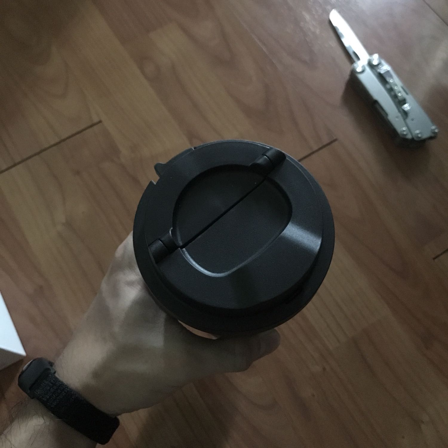 Tiki giao hàng nhanh và đóng gói cẩn thận. Về thương hiệu LocknLock, mình đã sử dụng nhiều và thương hiệu khá uy tín về chất lượng và mẫu mã. Riêng sản phẩm này thì thiết kế vừa tay và chắc, mang phong cách tối giản, đẹp và hữu dụng. Mọi người luôn ủng hộ sản phẩm của LocknLock nhé 👌👌👌