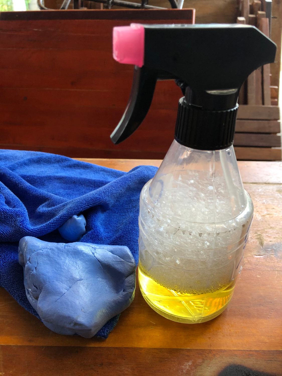 Sản phẩm ngon, tẩy tốt cả bụi sơn lẫn nhựa đường. Có điều nhận hàng mà không có nổi một dòng HDSD, phải đi mò mẫm trên mạng nên trừ 1 sao. 
Còn đây là cách dùng: 
- Ngâm nước cục sét cho mềm ra dễ làm. 
- Rửa chỗ cần tẩy, xịt xà bông vào rồi chà, vừa chà vừa xịt xà bông tiếp.