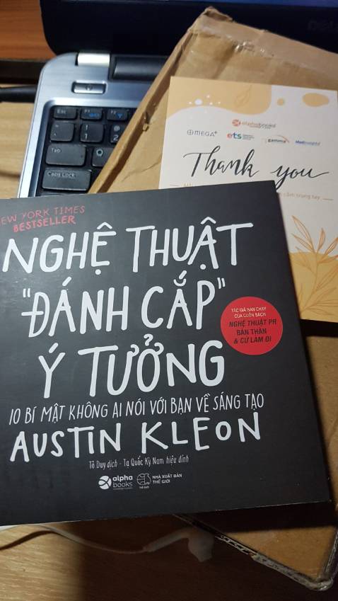 Mình đã đọc quyển Nghệ thuật PR bản thân của tác giả thấy thích nên đặt thêm quyển này, văn phong ngắn gọn xúc tích và thiết thực cho những bạn làm việc trong ngành sáng tạo. Nhà sách tặng kèm một tấm thiệp cảm ơn dễ xương có thể làm bookmark luôn. rất hài lòng nhe.