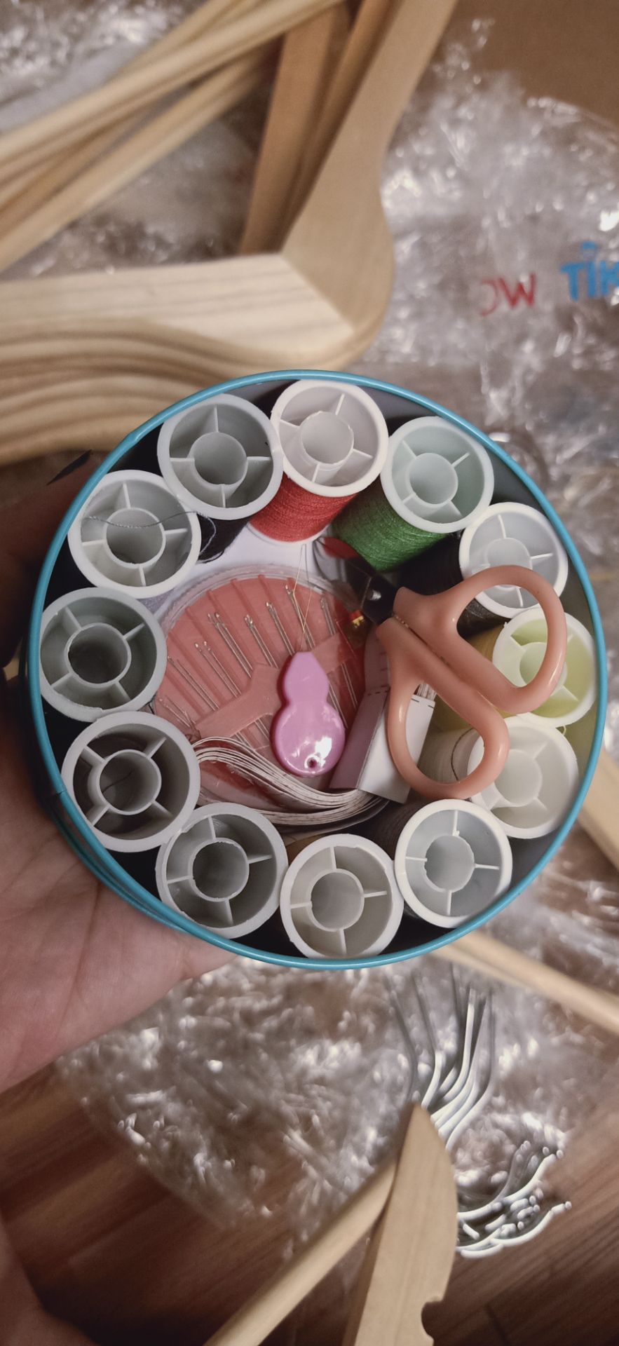 Đúng như hình. Tuy nhiên, có hơi bị móp và trầy sơn 1 chút