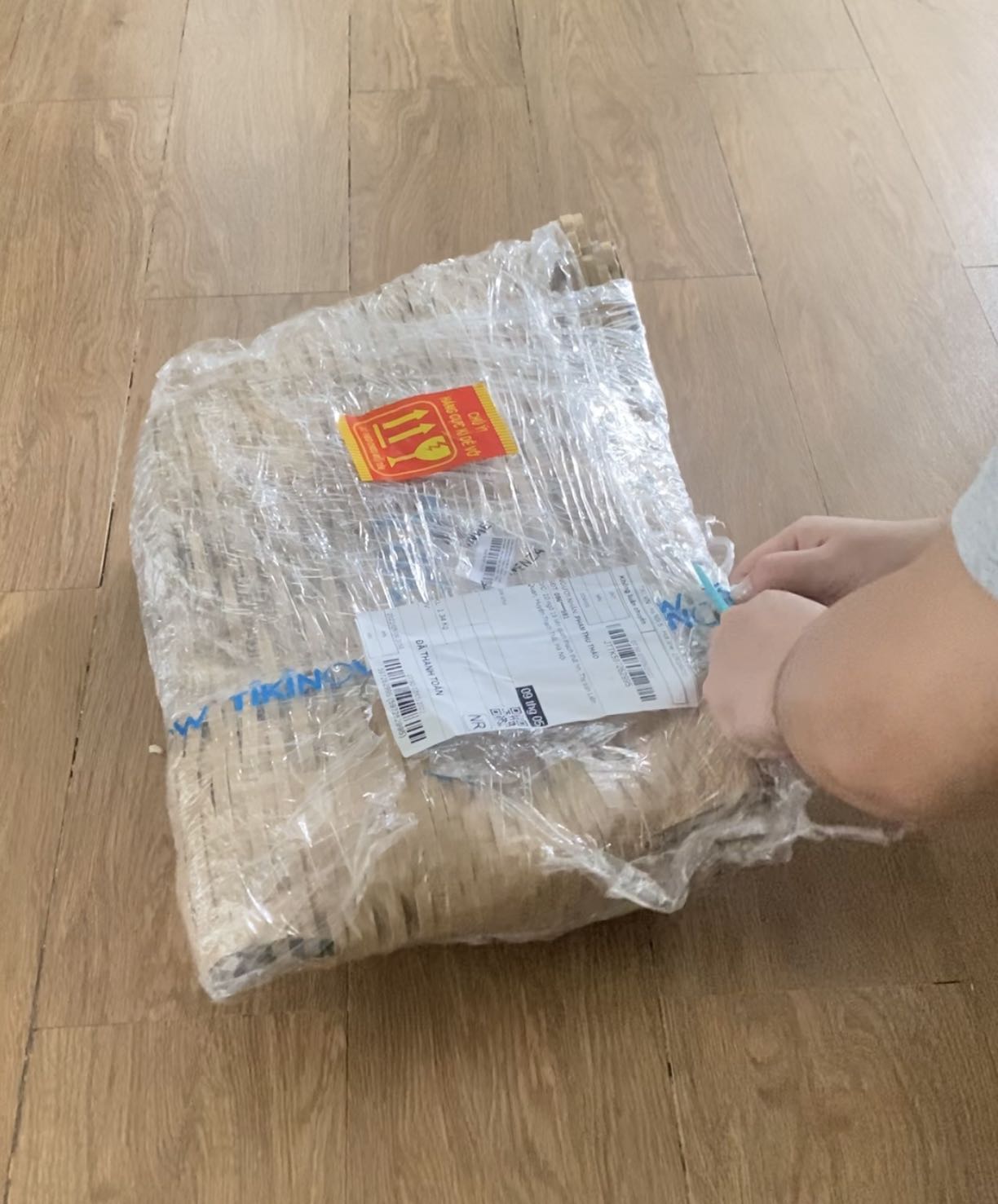 Giao siêu nhanh và mua đc giá giảm rất hài lòng
 Áp mã rẻ hơn *** vs *** nha mk đã tham khảo rồi mới qua tiki mua 
Shop bọc vẫn chưa ok lắm chỉ quấn giấy carton mk đã mua chảo bên *** rồi họ đóng thùng carton nhìn chắc chắn lắm mà bên tiki bọc hơi ẩu
nếu gửi xa sẽ bị méo nhưng may của mk giao k bị gì 
Nhìn khá xịn sò nhưng mk cần size to hơn
Dù chưa dùng nhưn đã xem review chảo của hãng nhiều nên cx k lo