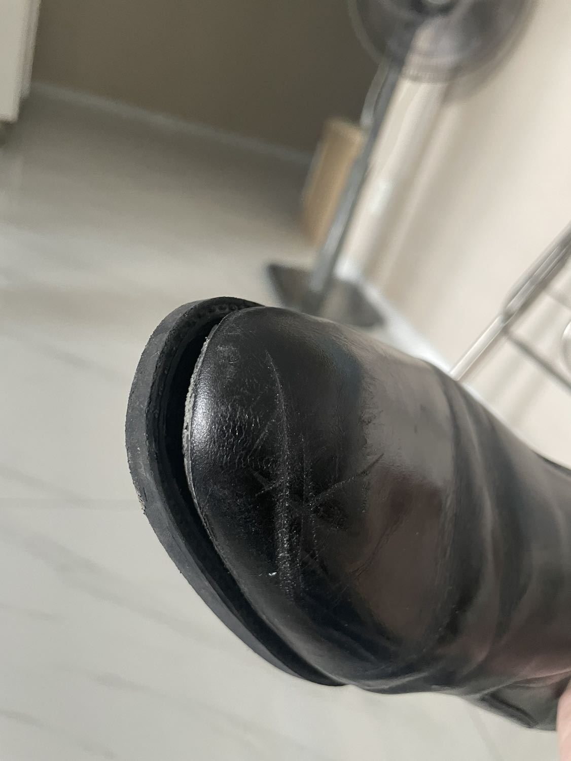 Giày vừa mua về, mới mang thì bị hở mũi giày. Vui lòng đổi lại hoặc có chính sách sửa chữa