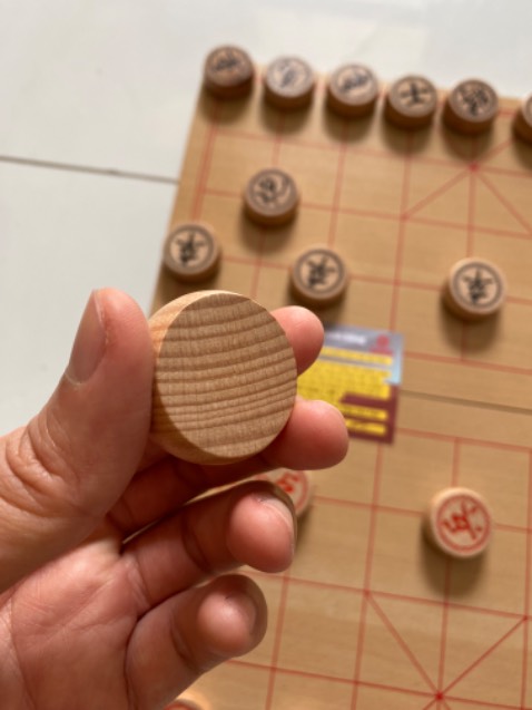 Bộ cờ đẹp, bằng gỗ sồi nên sáng màu, nổi rõ vân gỗ đẹp. Bàn cờ to vừa phải, dễ dàng mang đi mang lại hoặc cất. Có điều quân cờ hơi nhẹ, bác nào tay to thích đập rầm rầm thì chắc sẽ ko thích. Mình newbie mới tập chơi như vầy là quá ok rồi.