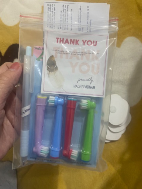 Bàn chải cho bé màu sắc đẹp, mình đã từng dùng sp thấy tốt và quay lại mua. Shop còn tặng cả bút xinh xắn nữa. Tks shop!!!