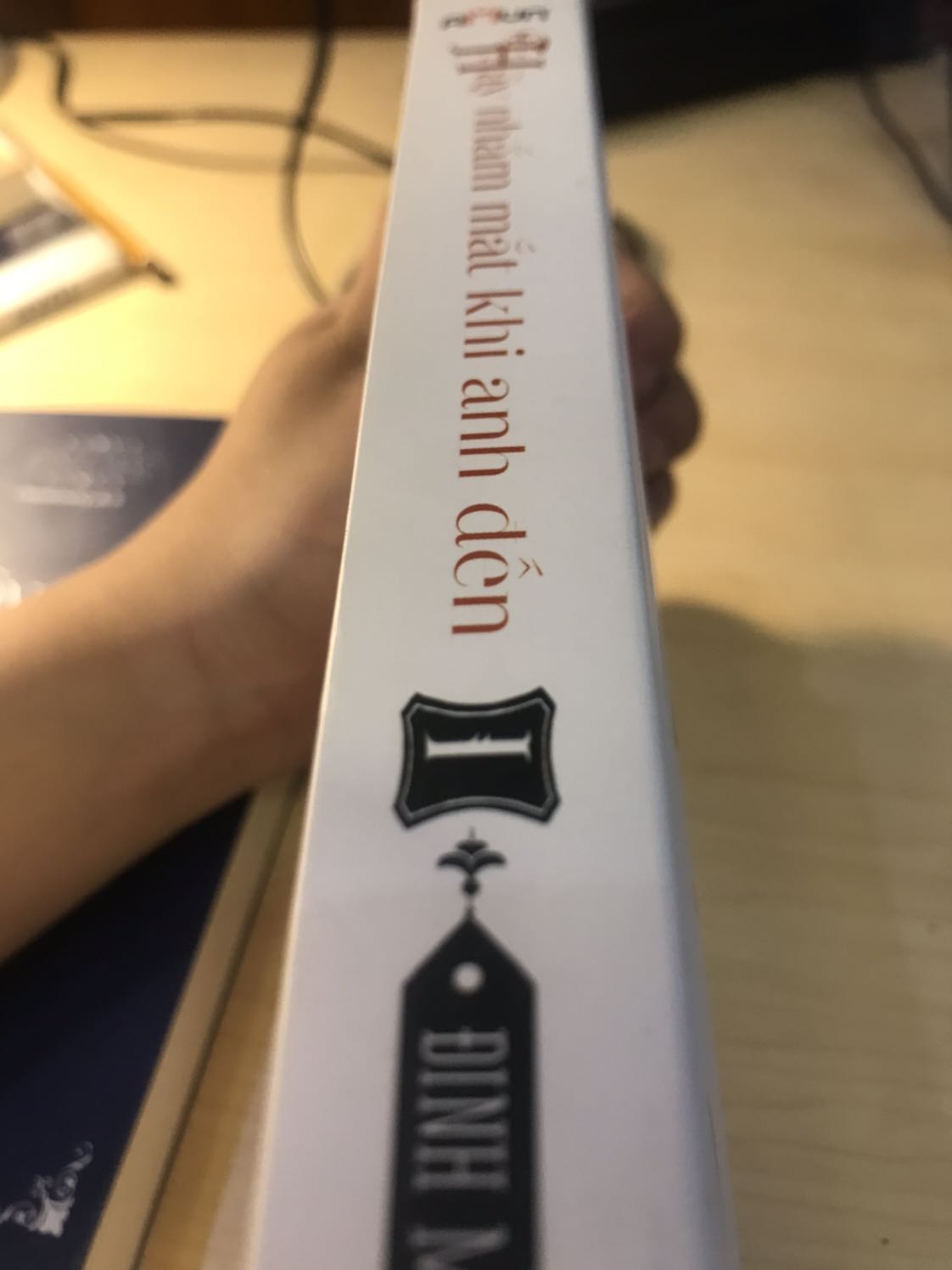 Sách đẹp lắm nhé, sách của mình thì không bị nát hay rách đâu, có cả bookmark nữa, rất đáng tiềnn, nên mua nhaa