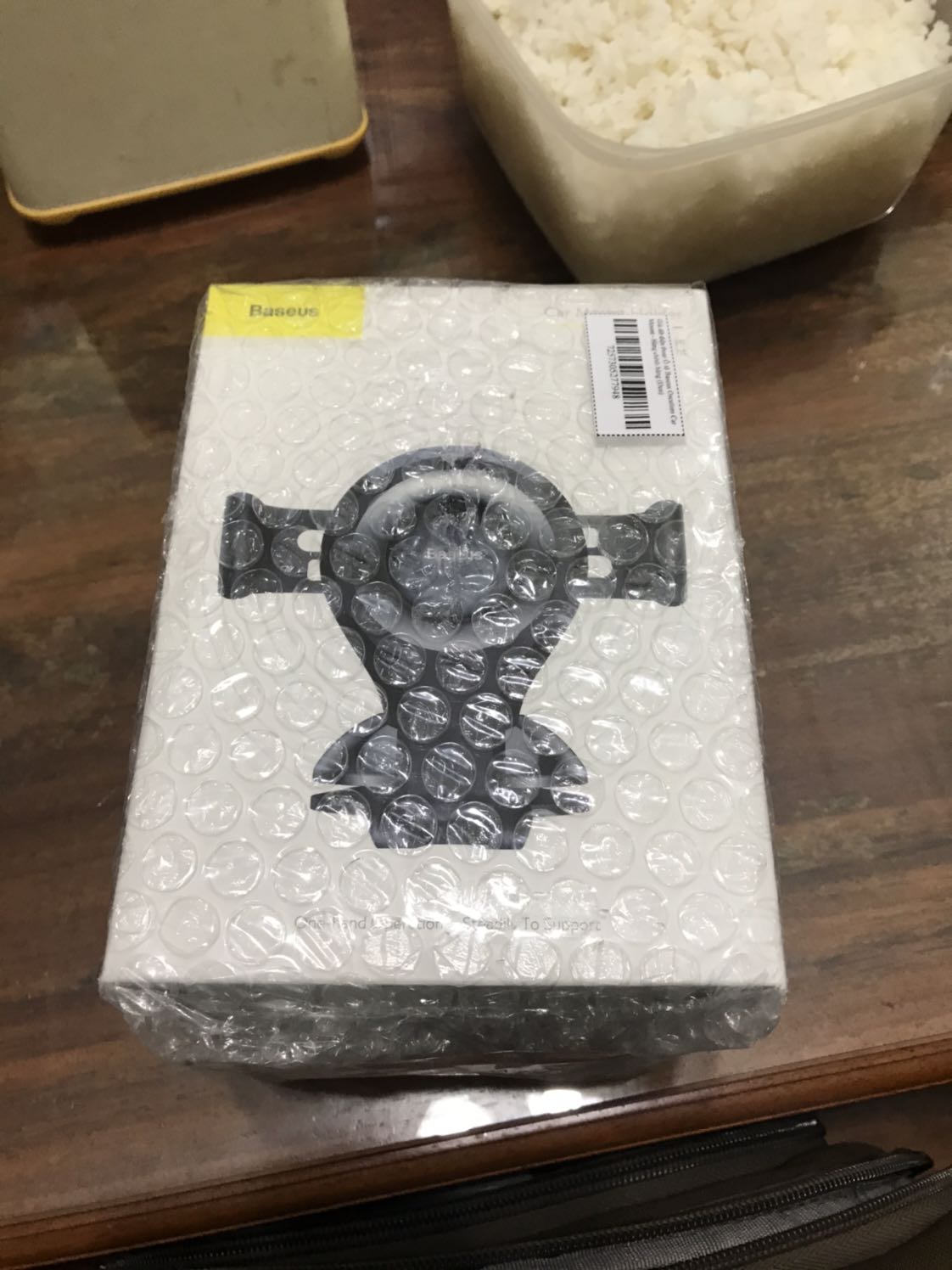 Độ bám dính rất tốt, lưu ý chỉ để được dọc máy. Còn có lắp lên được táp lô hay không tuỳ thuộc vào độ bằng phẳng của táp lô xe đó.