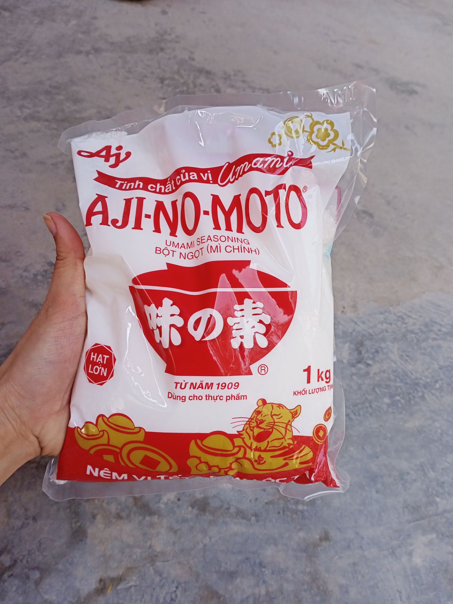 Mì chính của Ajinomoto date rất rất là xa nha mọi người, tận 60 tháng (5 năm) lận á. Ủa này chắc phải ăn được mấy chục bịch rồi 😅😅
Mình mua là 71k, có lẽ sẽ mắc hơn giá thị trường một chút xíu nhưng áp được mà ngon thì rẻ hơn rất là nhiều. Chịu khó tìm mà là quá ok luôn