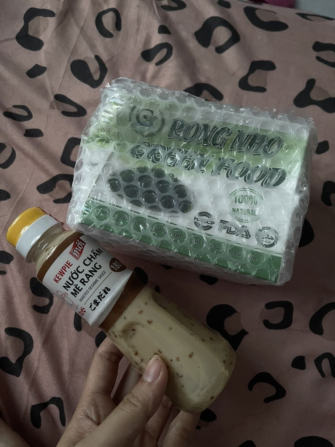 Đặt 2 hộp rong nho nhưng giao 1 hộp và 1 chai sốt mè rang, trên hoá đơn vẫn tính tiền 2 hộp rong nho