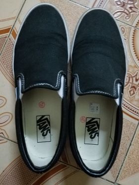 Đeo được hơn tuần rồi giờ mới có thời gian nhận xét. Giày loại A đẹp, chỉ may đều chắc chắn, mí may đều. Dây viền dán thẳng nhưng then ti hơi lượn.Chất lượng in xoa mác gót hơi lởm, đi vài hôm bong hết rồi. Nhìn chung giày đẹp. Đóng gói cẩn thận, ship nhanh chóng, tặng shop 5 sao vì shop ở Hải Phòng :v