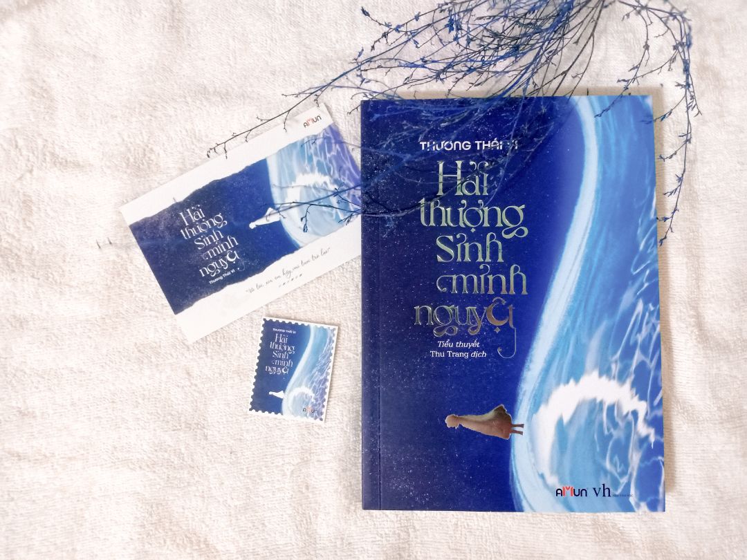 Nếu bạn đã đọc Bến Xe rồi thì đừng bỏ qua một tác phẩm mới của Thương Thái Vi nhé. 
Hải Thượng Sinh Minh Nguyệt chắc chắn sẽ không làm bạn thất vọng đâu, vẫn là nói về tình thầy trò. Có rất nhiều câu thơ nhà đường và có kèm chú thích bên dưới. 
Sở Hoài Viễn 39 tuổi, đã có gia đình một người vợ và một đứa con gái, là giáo viên chuyên ngành môn ngôn ngữ học - Một môn học mà đối với các học sinh rất chán chường và khô khan. Nhưng anh vẫn rất nhiệt huyết với ngành nghề này, vào một ngày đẹp trời, vô tình bắt gặp một thân ảnh nhỏ nhắn hái chùm quả du, một cô gái có gương mặt đáng yêu, đôi mắt lấp lánh đã làm anh ngẩn người. Một sự trùng hợp, anh và cô lại gặp được nhau nhiều hơn, cả hai có rất nhiều điểm chung và từng câu từng chữ cô nói ra đều khiến anh không khỏi ngạc nhiên phải cảm thán rằng cô là một cô gái quan sát mọi thứ rất tinh tế và sâu sắc. 
Thi Thi, người con gái ngây thơ trong sáng ấy, cô đang sống trong một thế giới cổ tích của mình, không có đau buồn nào. Rồi họ gặp nhau và nói chuyện nhiều hơn, hằng đêm đến vịnh Thưởng Nguyệt ngắm trăng. Rồi giữa họ đã bắt đầu nảy sinh một tình cảm le lói nào đó...
 
Nhưng rồi cuối cùng âm dương cách biệt, người thì vẫn ở đây, người thì đã mãi đi theo ánh trăng sáng rọi lên trời cao. Như vậy thì nên nên nói là Good Ending nhỉ! Không HE, cũng không SE. 

"Hải thượng sinh minh nguyệt, thiên nhai cộng thử thì"