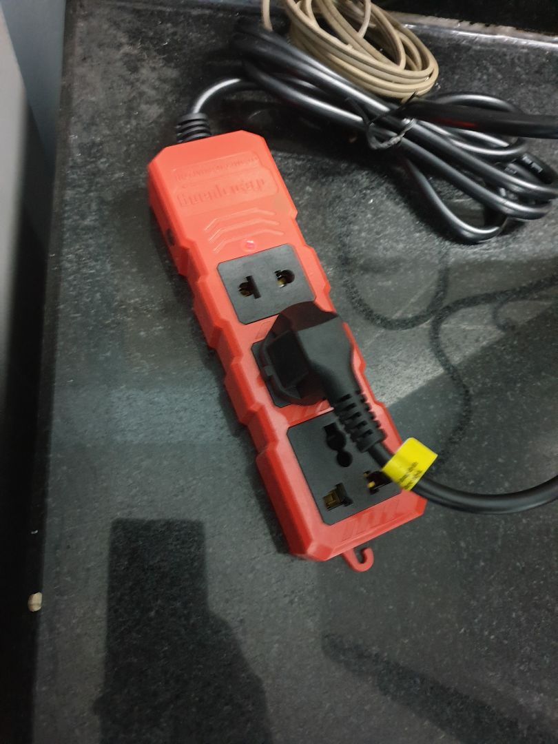 Ổ cắm cứng cáp, đã trải nghiệm và đánh giad rất tốt.Mình dùng cả tủ khử trùng + tủ lạnh side by side (Hitachi), nhưng không hề bị nóng quá nhiệt.