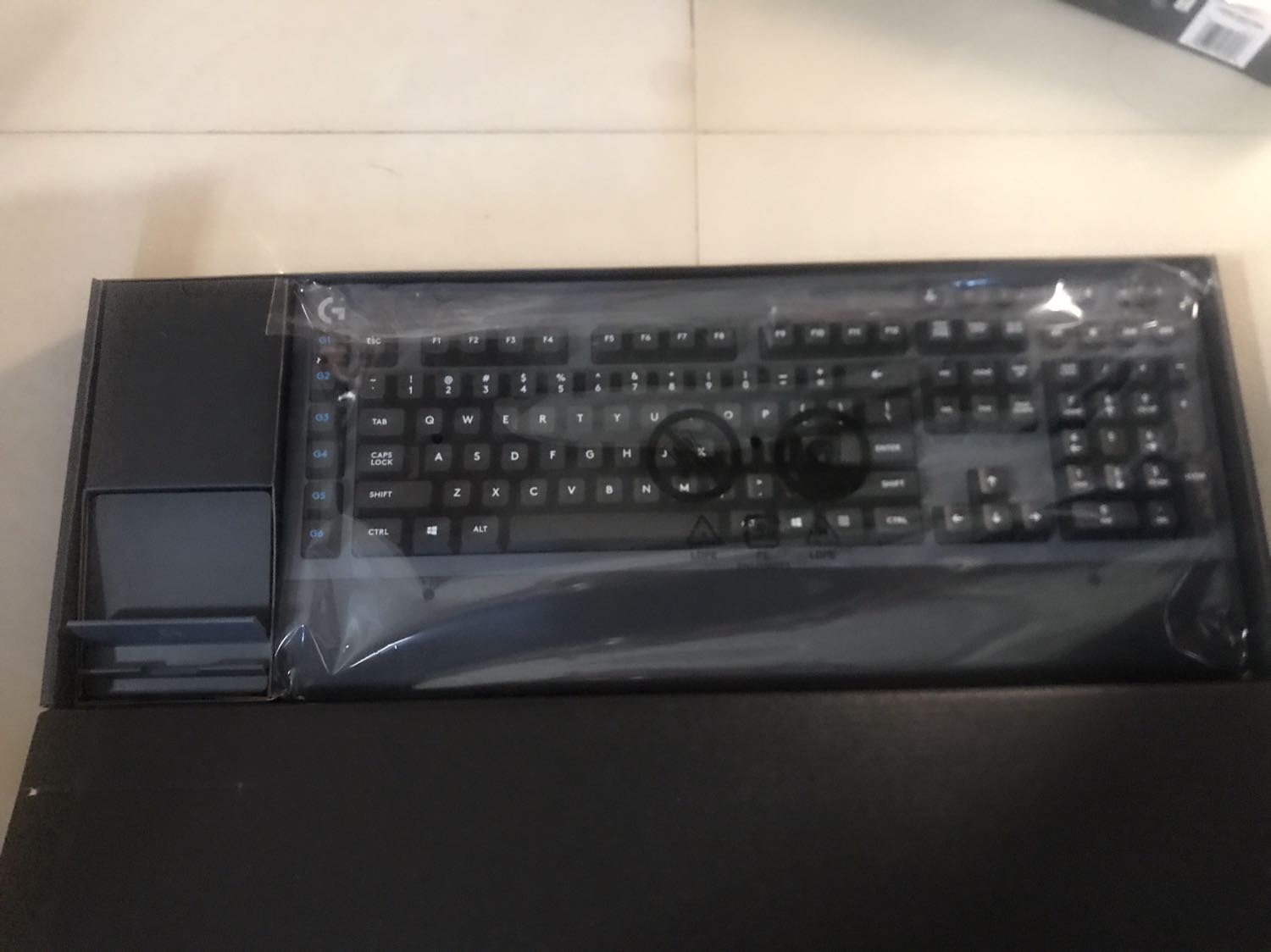 Mình nhận đc hành có phần vỏ ngoài bị rách một chút, bên trong có dấu hiệu đã bị bóc từ trước và một điều đặc biệt là mình ko tìm thấy kết nối usb trong hộp, đáng ra phải nằm ở nhần nắm pin và muốn đc hỗ trợ