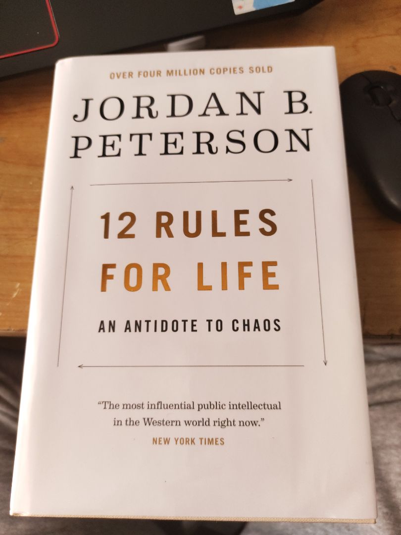 Sách mới. Bìa cứng như mô tả, tháo lỡp cover giấy thì bìa theo kiểu vintage và minimalism. 💯