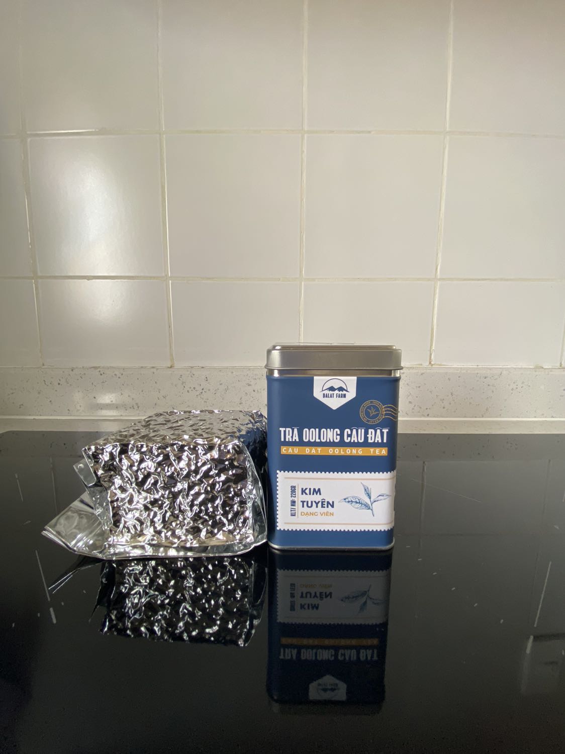 Shop giao hàng nhanh, đóng cẩn thận.
Hộp trà đẹp, gói trà bên trong được hút chân không khi lần đầu mở ra thơm ngào ngạt luôn :))
Khi pha trà rất thơm, vị trà ngon, hậu vị dễ chịu.
Trà này uống chầm chậm cảm nhận thì tuyệt.